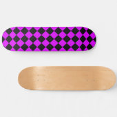 Lila Schwarzes Schachbrett Diamantmuster Skateboard (Horizontal)