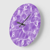 Lila Schwimmbad mit weißem Splash Große Wanduhr (Winkel)
