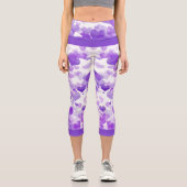 Lila schwimmende Herzen Capri Leggings (Vorderseite)