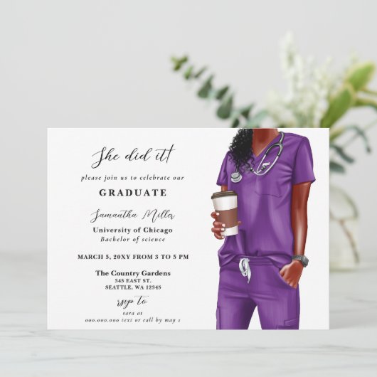 Lila Scrubs Krankenpflege Foto Sie tat es Abschlus Einladung (Stehend Vorderseite)