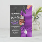 Lila Scrubs Nursing School Abschluss Einladung (Stehend Vorderseite)