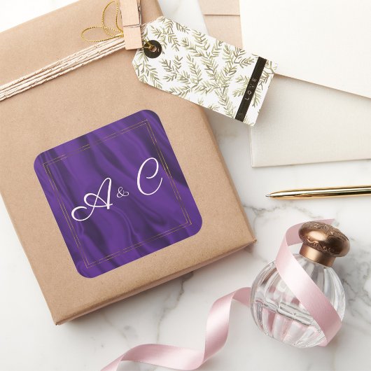 Lila Seide und Gold Mit Monogramm Quadratischer Aufkleber