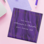 Lila Seidenhochzeit und Gold Save the Date Magnet<br><div class="desc">Eine lila Hochzeit,  die die Dattel-Gastgeschenk Hochzeit spart,  dieser lila Magnet zeichnet sich durch ein üppiges,  luxuriöses,  lila Seidenmuster aus,  das durch einen goldmetallischen Rand geprägt ist,  der den Text im Inneren umrahmt. Alle Texte können in den obigen Optionen leicht zum Anzug personalisiert werden.</div>