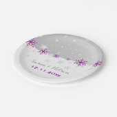 Lila, silbergraue Schneeflocke Pappteller (Schrägansicht)