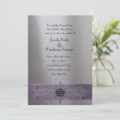 Lila silberne metallische Eiffel-Turm-Hochzeit Einladung (Stehend Vorderseite)