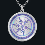 Lila Silberner Glitzer Blick Schneeflocken-Kette Versilberte Kette<br><div class="desc">Dieses festliche IMITAT (PRINTED) Glitzer Schneeflocken-Halskette in den Farben lila,  türkis,  aquamarin,  aqua und silber passt zu der unten gezeigten Winterhochzeit und wäre ein nettes Geschenk,  um Ihre Hochzeitsfeier Teilnehmer wie Ihre Trauzeugin,  Bridesmaids,  Flower Girl zu geben,  oder kaufen Sie es zu Ihrem Winter-oder Weihnachtszubehör hinzuzufügen.</div>
