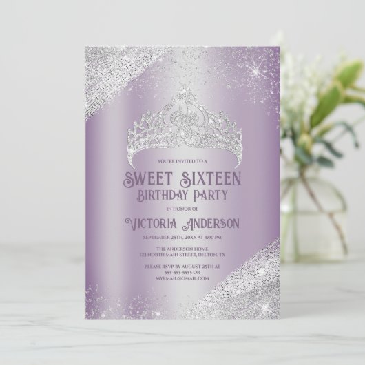 Lila Silberner Glitzer Princess Tiara Sweet 16 Inv Einladung (Stehend Vorderseite)