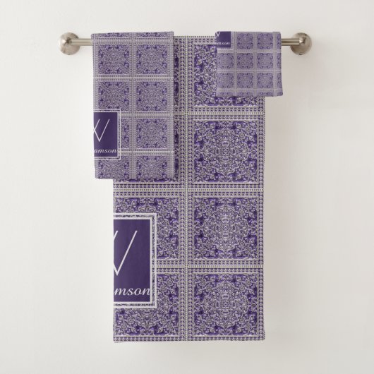 Lila silbernes Grau mit mit Monogramm Badhandtuch Set (Insitu)