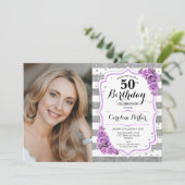 Lila silberweißes Foto 50. Geburtstag Einladung (Stehend Vorderseite)