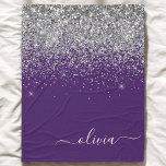 Lila Silver Glitzer Girly Glam Monogram Fleecedecke<br><div class="desc">Silber und Lila Glitzer-Script Monogram Name und Initial Fleece Blanket. Das macht den perfekten 16 Geburtstag,  Hochzeit,  Brautparty,  Jubiläum,  Babydusche oder Junggeselinnen-Abschied Geschenk für jemanden,  der Lieben glamourösen Luxus und schicke Stile.</div>