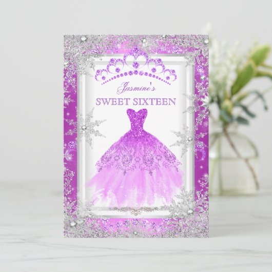 Lila Silver Winter Wonderland Sweet 16 Einladung (Stehend Vorderseite)
