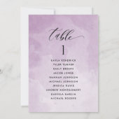 Lila Sitzplatzkarte mit den Namen der Gäste (Rückseite)