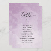 Lila Sitzplatzkarte mit den Namen der Gäste (Vorne/Hinten)