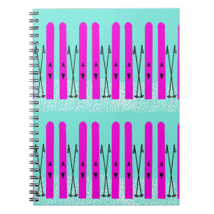 Lila Skier auf blauem Notebook Notizblock