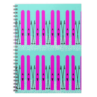 Lila Skier auf blauem Notebook Notizblock