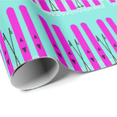 Lila Skier auf blauem Umhüllungspapier Geschenkpapier (Rolleneckpunkt)