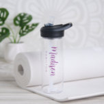 Lila Skriptname Trinkflasche<br><div class="desc">Maßgeschneiderte Klarwasserflasche mit Ihrem Vornamen in einem fett lila Schriftsatz,  in dem Ihr Nachname in moderner Schrift dargestellt wird. Die einfache,  personalisierte Wasserflasche kann auch zur Anzeige Ihres Unternehmens- oder Firmennamens verwendet werden.</div>