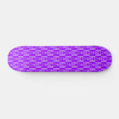 Lila Skull & Crossbones Schachbrett Skateboard (Horizontal)
