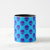 Lila Skulpturen auf hellblauer Halloween Tasse (Zentrum)