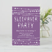 Lila Sleepover Geburtstagsparty Einladung (Stehend Vorderseite)