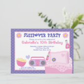 Lila Slumber Party Spaß Geburtstag Einladung (Stehend Vorderseite)