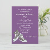 Lila Sneakers Bat Mitzvah Einladung mit Sarah (Stehend Vorderseite)