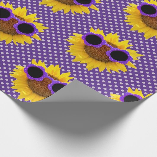 Lila Sonnenbrille auf Sonnenblumenpapier Geschenkpapier (Ecke)
