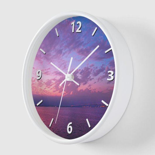 Lila Sonnenuntergangswolken im Ozean Foto Uhr (Winkel)