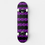 Lila Spiralmuster auf schwarz Skateboard (Vorderseite)