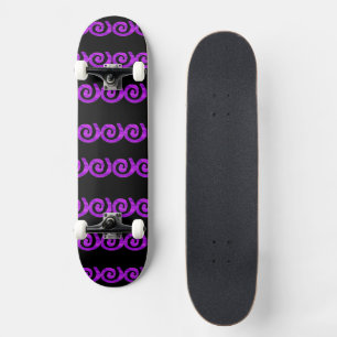 Lila Spiralmuster auf schwarz Skateboard