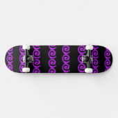 Lila Spiralmuster auf schwarz Skateboard (Horizontal)