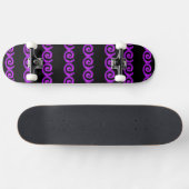 Lila Spiralmuster auf schwarz Skateboard (Horizontal)