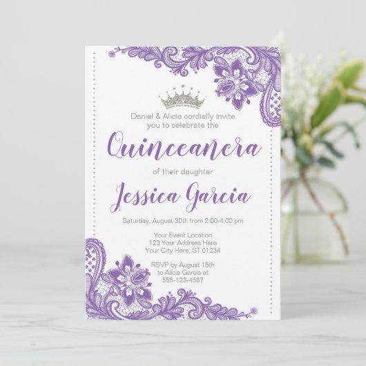 Lila Spitzen und Silver Glitzer Princess Quinceañe Einladung (Stehend Vorderseite)