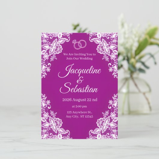 Lila Spitzenhochzeit Einladung (Stehend Vorderseite)