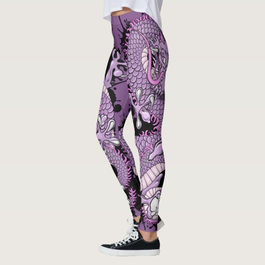 Lila Splash Tattoo Dragon auf Lila Leggings (Links)