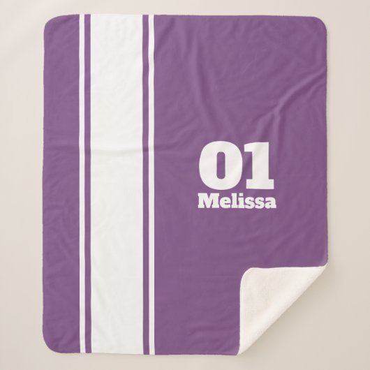Lila Sport-Streifen-Monogramm Sherpa Decke Sherpadecke (Vorderseite)