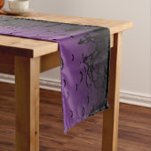 Lila Spuk Halloween House und Fledermäuse Kurzer Tischläufer (Beispiel)