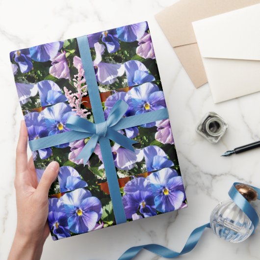 Lila Stiefmütterchen-Blumenhandwerk oder Geschenkpapier (Schenken)