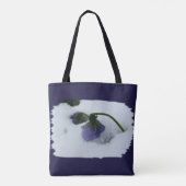 Lila Stiefmütterchen im Schnee Tasche (Rückseite)