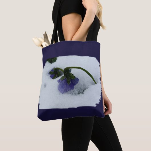 Lila Stiefmütterchen im Schnee Tasche (Von Nahem)