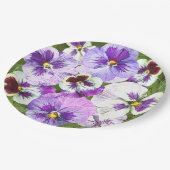 Lila Stiefmütterchen überall in botanischen Teller (Schrägansicht)
