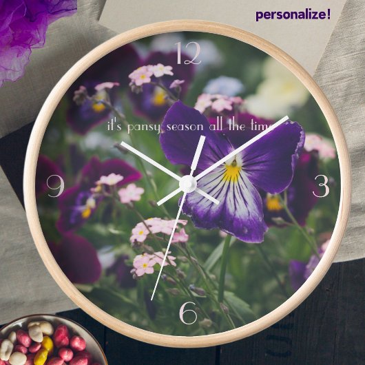 Lila Stiefmütterchen und rosa Vergessenmernots Uhr