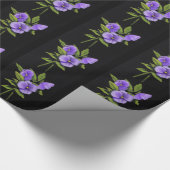 Lila Stiefmütterchen, Violas: Farbbleistift auf Geschenkpapier (Ecke)
