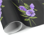 Lila Stiefmütterchen, Violas: Farbbleistift auf Geschenkpapier (Rolleneckpunkt)