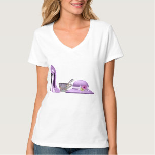 Lila Stilett-Schuh, Hut und Teacup-Kunst T-Shirt