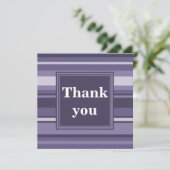 Lila Streifen für Monogramm-Härte Dankeskarte (Stehend Vorderseite)