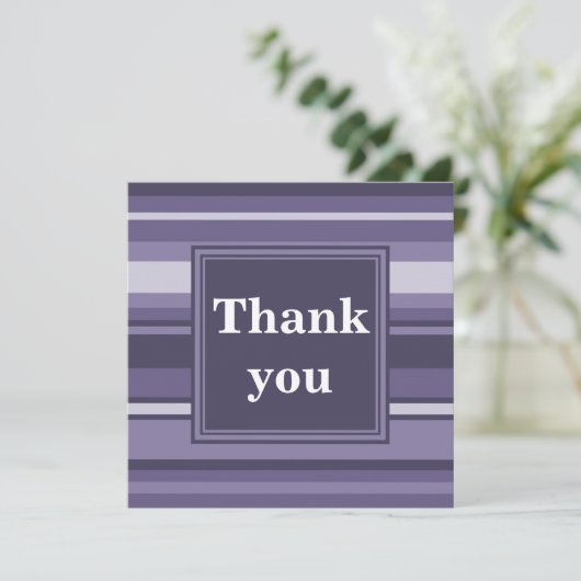 Lila Streifen für Monogramm-Härte Dankeskarte (Stehend Vorderseite)