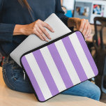 Lila Streifen, weiße Streifen, Streifenmuster Laptopschutzhülle<br><div class="desc">Elegante,  stilvolle und raffinierte Streifen in lila-weiß Farbe. Modernes und trendiges Geschenk,  perfekt für die Streifen Liebhaber in Ihrem Leben.</div>