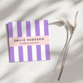 Lila Streifen, weiße Streifen, Streifenmuster Quadratische Visitenkarte