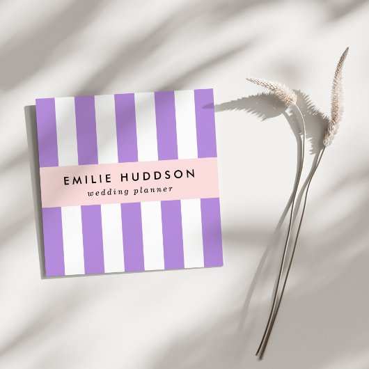 Lila Streifen, weiße Streifen, Streifenmuster Quadratische Visitenkarte